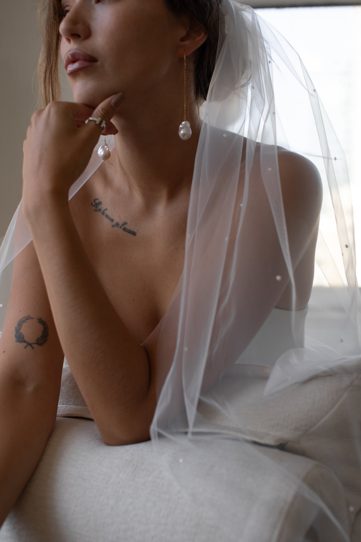 Eden pearl fingertip veil with scattered ceramic pearls by TEMPÊTE