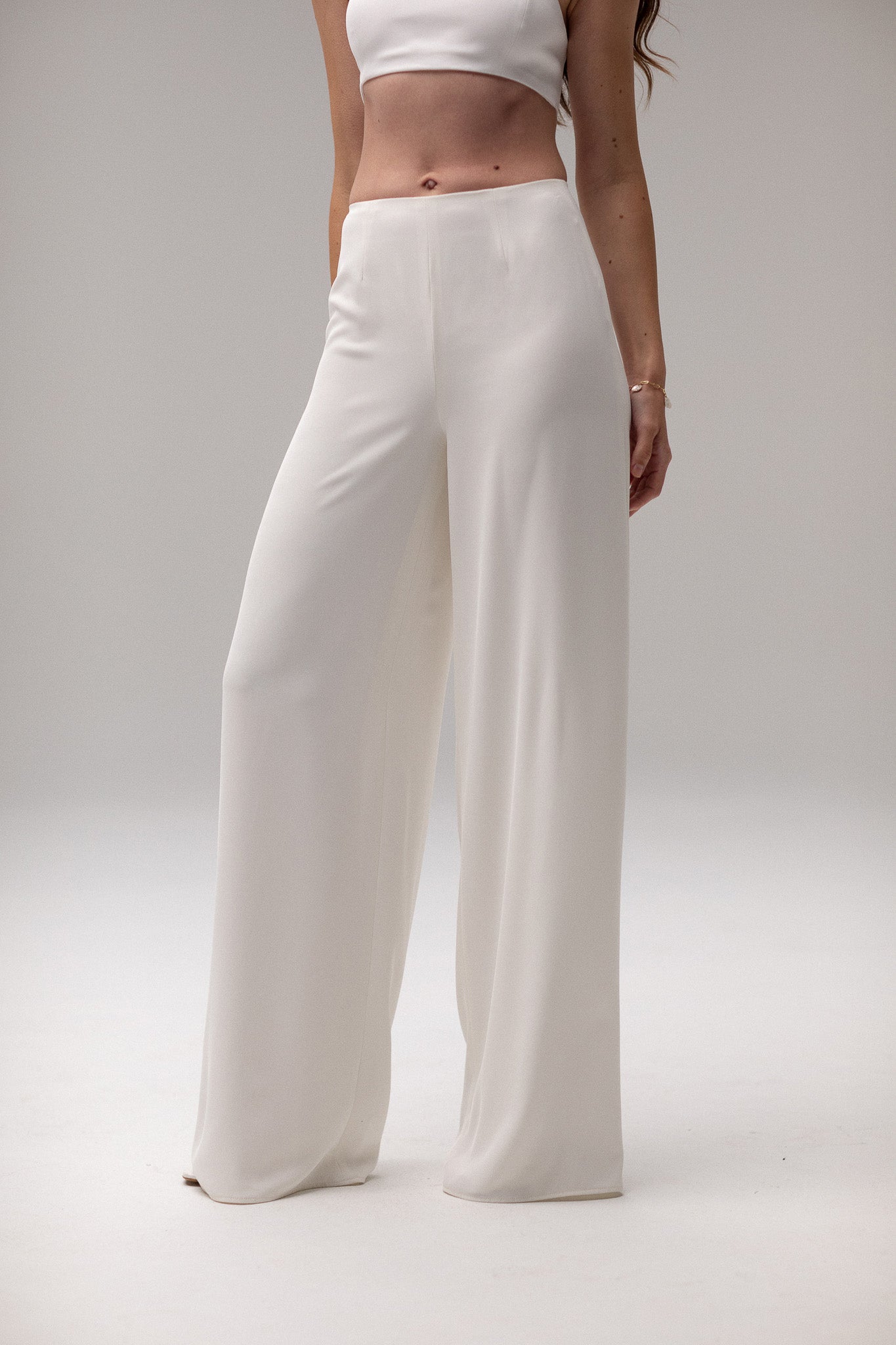 Close-up of wide-leg high-rise pants, offering a flattering and versatile design, perfect for creating a modern wedding outfit by TEMPÊTE