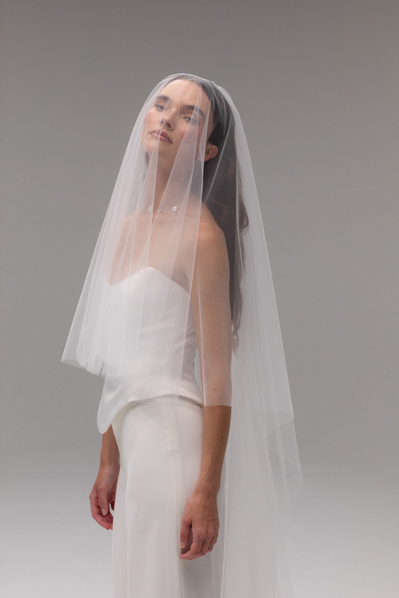 Close-up of midi blusher tulle veil from TEMPÊTE, highlighting its airy tulle fabric and versatile mid-length style for a chic bridal look.