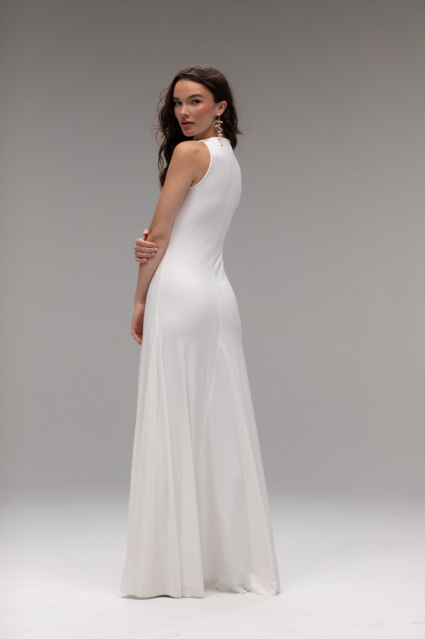 Bride in TEMPÊTE’s high neck knit dress, showcasing a form-fitting design with a voluminous bottom.