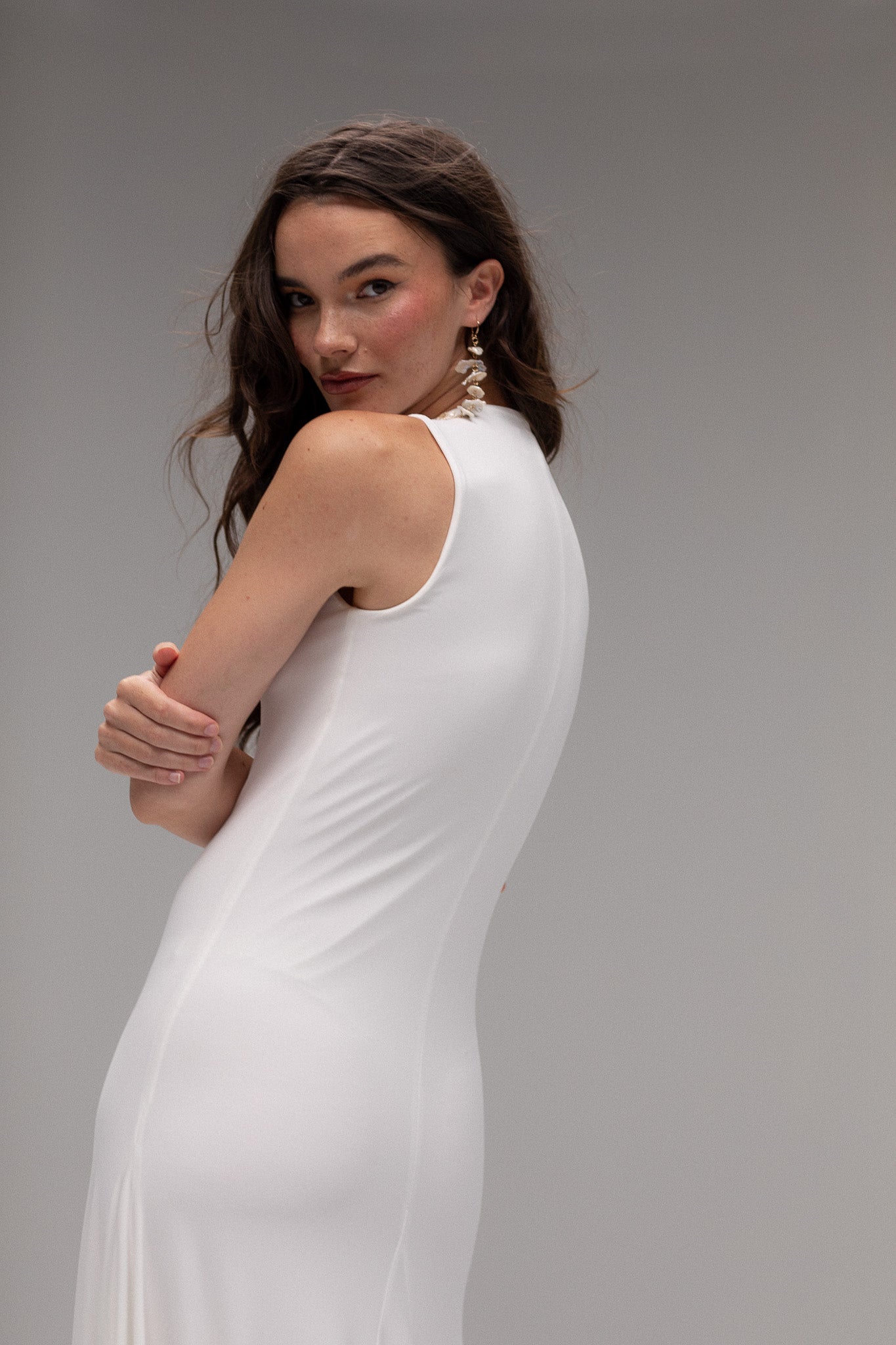 Bride in TEMPÊTE’s high neck knit dress, showcasing a form-fitting design with a voluminous bottom.