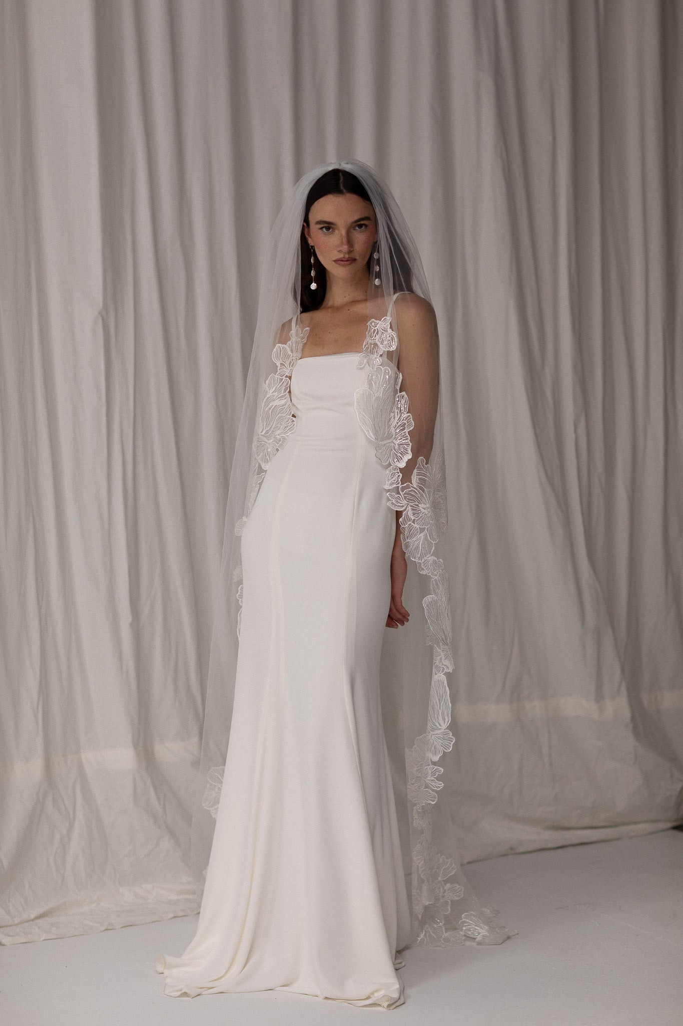 Bride is wearing a Lace wedding veil by TEMPÊTE