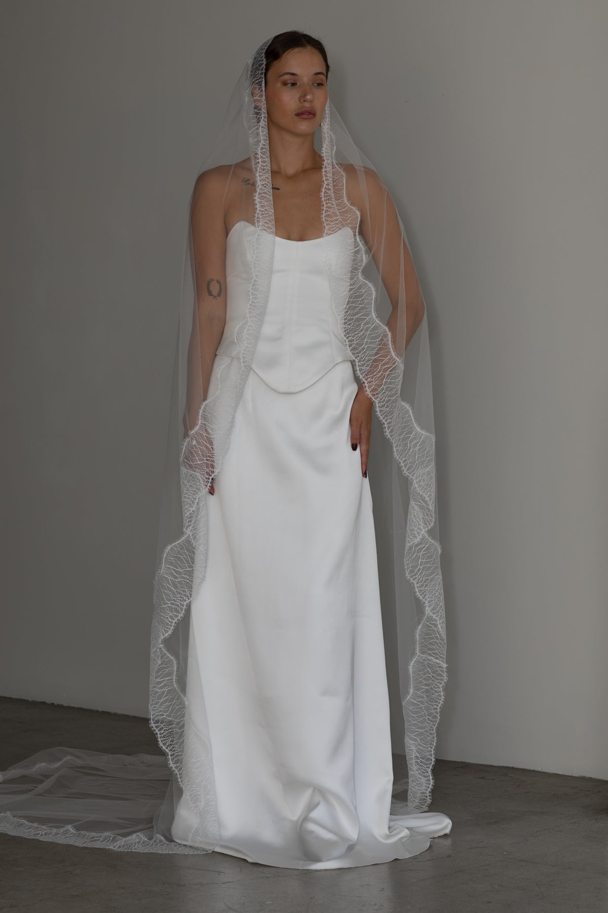 RIVAGE Lace Mantilla Cathedral Veil