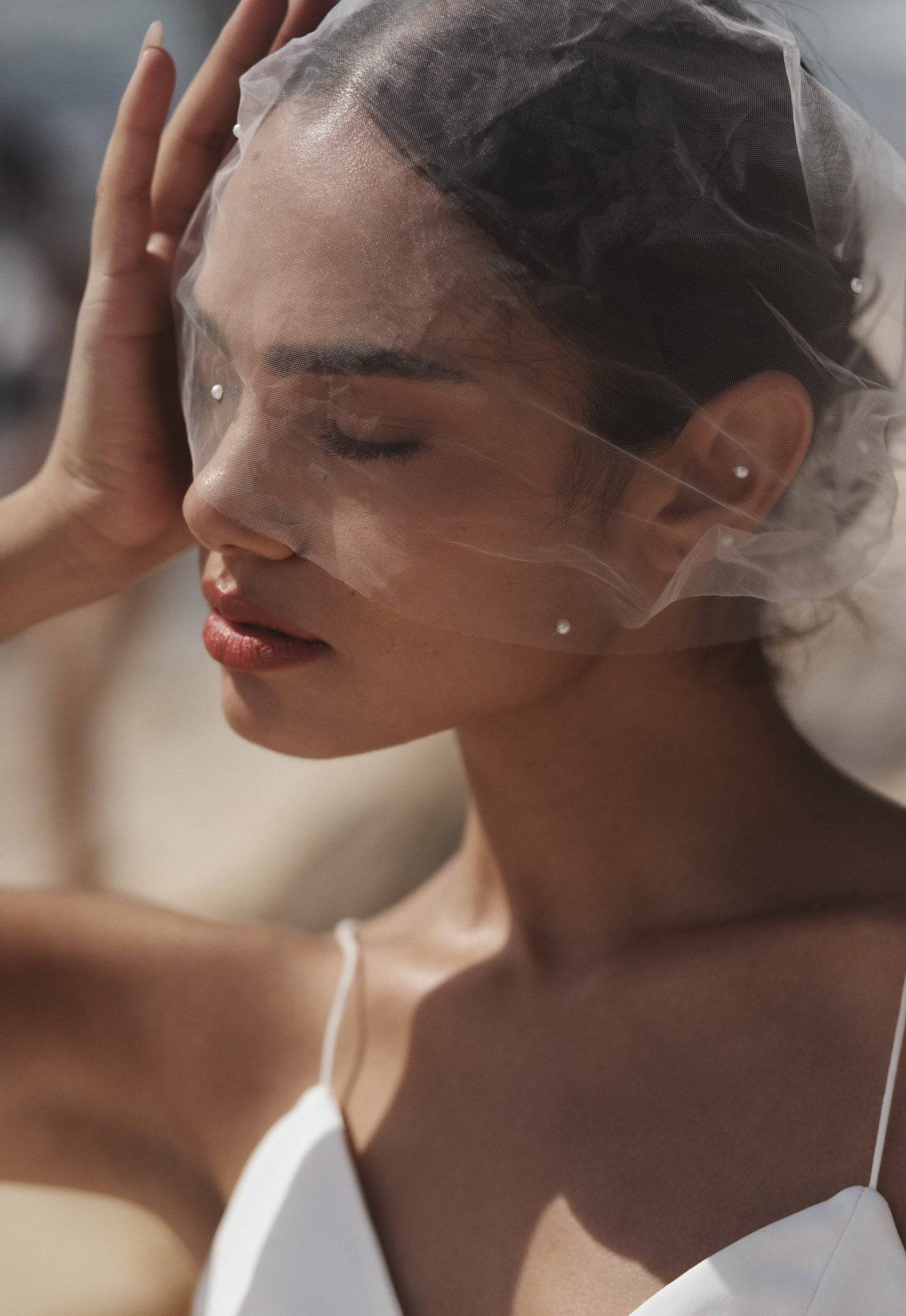 Gia birdcage veil by TEMPÊTE offers bandeau style wedding veil for modern brides.