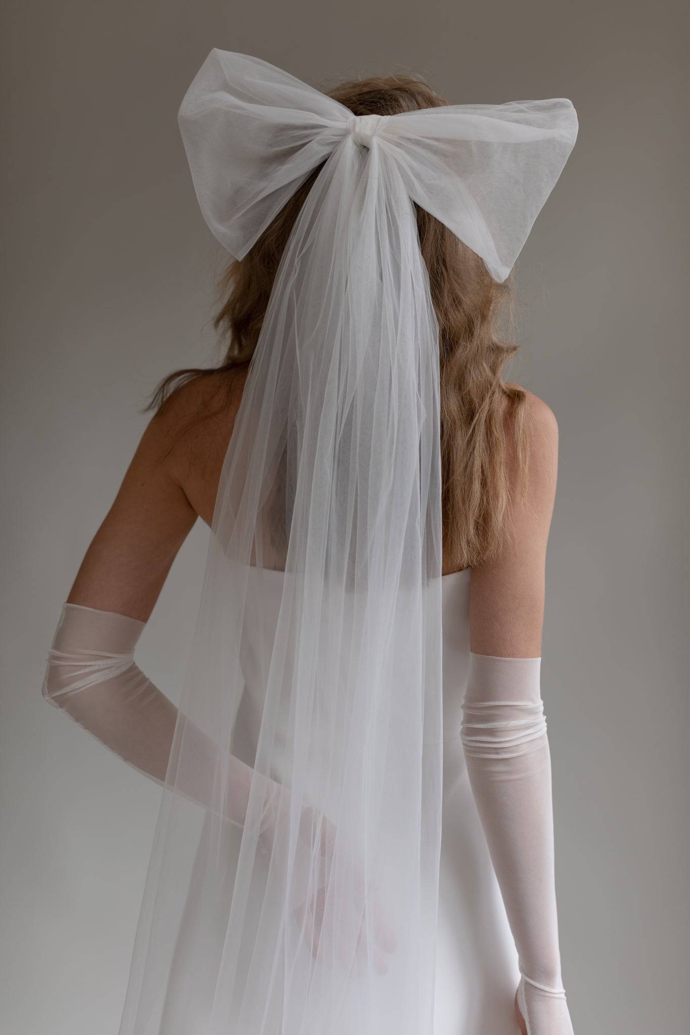 Detailed look of tulle hair bow with long drape design by TEMPÊTE, perfect for modern brides